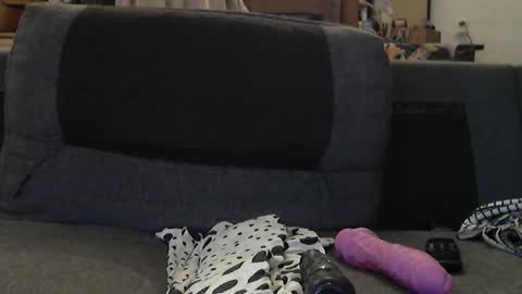 issazorro online show from February 6, 2025, 6:29 am