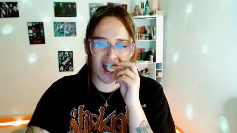 Snapshot of issis_demon chatting on December 7, 2024, 2:42 am Yiz online show from December 7, 2024, 2:42 am