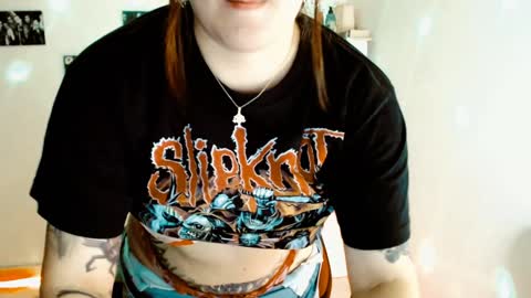 Snapshot of issis_demon chatting on December 7, 2024, 5:59 am Yiz online show from December 7, 2024, 5:59 am