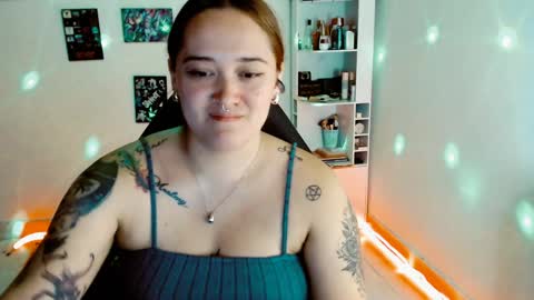 Snapshot of issis_demon chatting on December 17, 2024, 4:45 am Yiz online show from December 17, 2024, 4:45 am