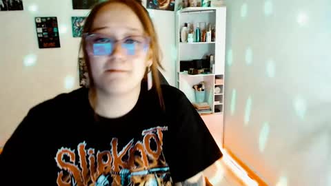 Snapshot of issis_demon chatting on December 21, 2024, 4:09 am Yiz online show from December 21, 2024, 4:09 am