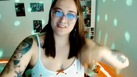 Snapshot of issis_demon chatting on January 21, 2025, 5:05 am Yiz online show from January 21, 2025, 5:05 am