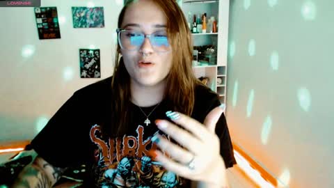 Snapshot of issis_demon chatting on February 1, 2025, 4:03 am Yiz online show from February 1, 2025, 4:03 am