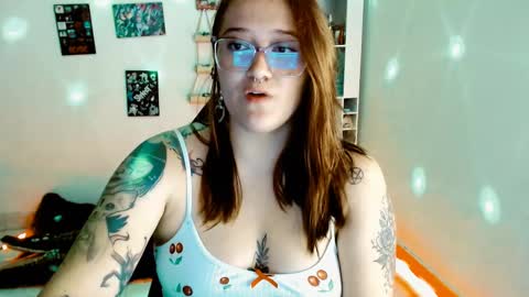 Snapshot of issis_demon chatting on February 22, 2025, 5:34 am Yiz online show from February 22, 2025, 5:34 am