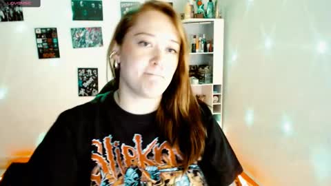 Snapshot of issis_demon chatting on February 24, 2025, 3:44 am Yiz online show from February 24, 2025, 3:44 am