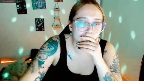 Snapshot of issis_demon chatting on March 4, 2025, 7:19 am Yiz online show from March 4, 2025, 7:19 am