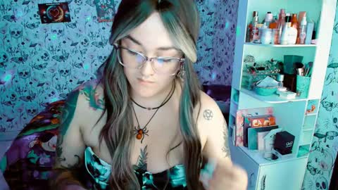 Yiz online show from November 25, 2025, 2:11 am