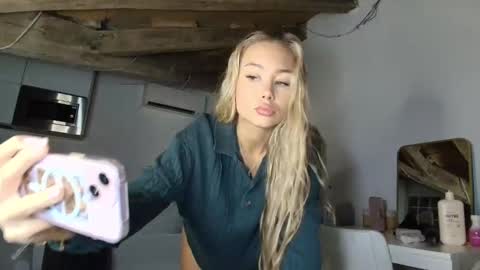 itschanelxx online show from March 25, 2026, 9:15 am