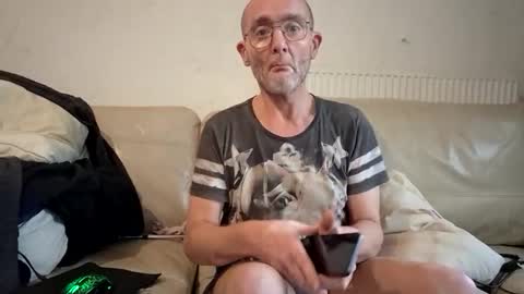 Snapshot of ivancuyversgmailco chatting on December 3, 2025, 11:08 am Small online show from December 3, 2025, 11:08 am