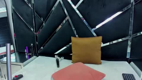 ivannaa18 online show from September 23, 2025, 5:10 am