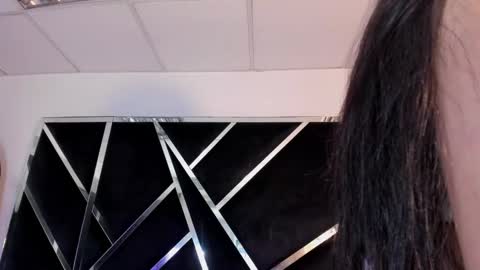 ivannaa18 online show from November 14, 2025, 3:38 am