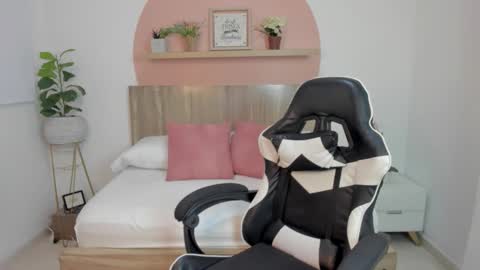 Snapshot of ivette_swan chatting on February 3, 2026, 12:21 pm I V E T T E online show from February 3, 2026, 12:21 pm