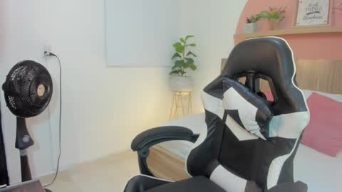 Snapshot of ivette_swan chatting on February 5, 2026, 12:21 pm I V E T T E online show from February 5, 2026, 12:21 pm