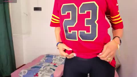 IVONNE online show from December 4, 2025, 2:54 am