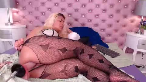 IvonnyBon online show from February 15, 2026, 7:51 am