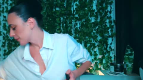 Miss Ivy online show from December 8, 2024, 1:36 pm