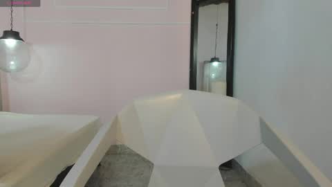 izelevans online show from April 15, 2026, 10:55 am