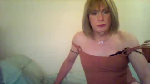 Snapshot of izzy_mchoney chatting on January 2, 2025, 4:35 pm izzy_mchoney online show from January 2, 2025, 4:35 pm