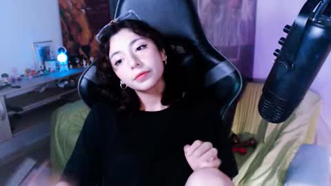 jade 18  online show from November 13, 2025, 5:06 am