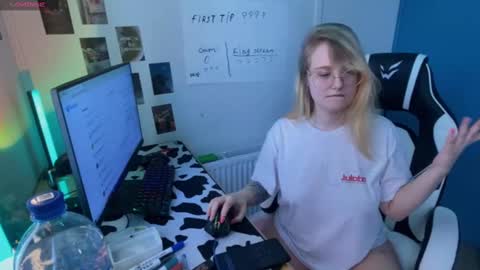 Snapshot of jacywinslat chatting on February 25, 2025, 12:13 pm jacywinslat online show from February 25, 2025, 12:13 pm