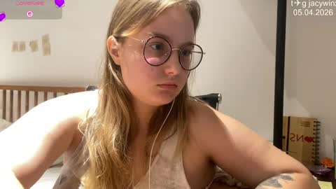 jacywinslat online show from April 5, 2026, 4:04 pm