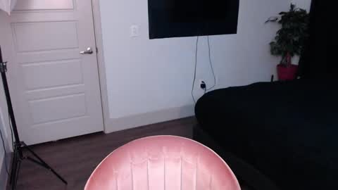 Jade online show from October 31, 2025, 8:48 am