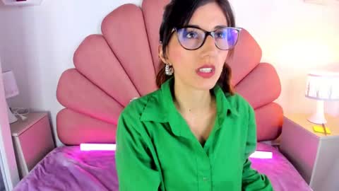 jade white  online show from February 3, 2025, 12:14 pm