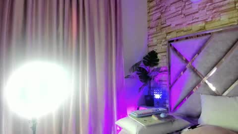 jade white  online show from September 17, 2025, 12:51 pm