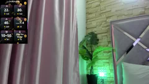 jade white  online show from September 22, 2025, 12:40 pm