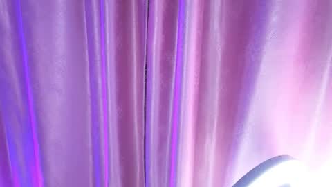 jade white  online show from January 6, 2026, 1:04 pm