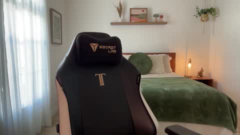 Snapshot of jadelove_ chatting on January 16, 2026, 7:29 pm Jade Love online show from January 16, 2026, 7:29 pm