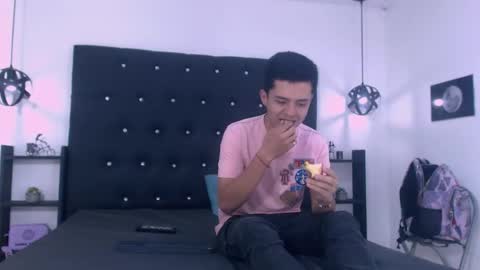 Snapshot of james_and_kenet chatting on February 1, 2026, 3:32 pm James y Kenet online show from February 1, 2026, 3:32 pm