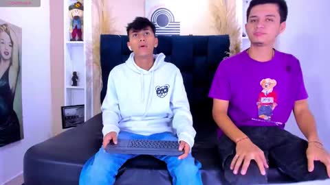 Snapshot of james_and_kenet chatting on February 3, 2026, 11:37 am James y Kenet online show from February 3, 2026, 11:37 am