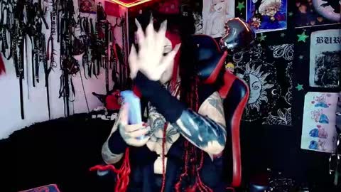 Snapshot of janna_ink chatting on December 3, 2025, 9:57 pm online show from December 3, 2025, 9:57 pm