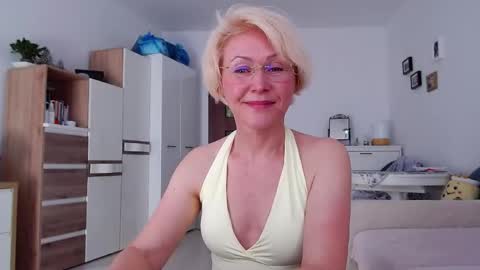 Snapshot of jasmin18v chatting on April 21, 2026, 12:33 pm Jasmin room for people 40 online show from April 21, 2026, 12:33 pm