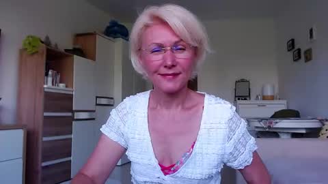 Snapshot of jasmin18v chatting on June 2, 2026, 5:09 am Jasmin room for people 40 online show from June 2, 2026, 5:09 am