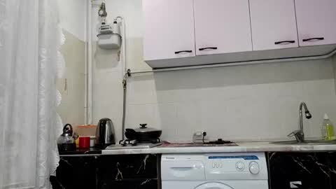 Jeniffer online show from December 17, 2025, 8:37 pm