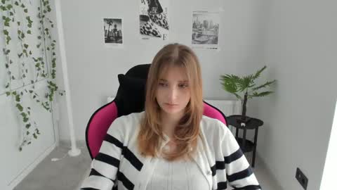 Snapshot of jenniestar chatting on April 19, 2026, 12:37 pm Karla online show from April 19, 2026, 12:37 pm