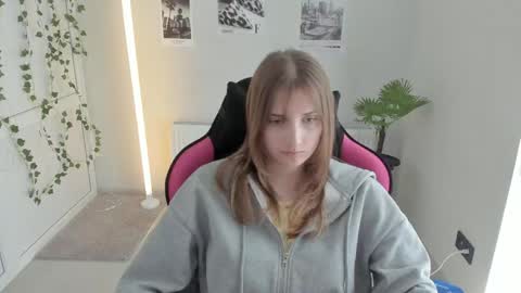 Snapshot of jenniestar chatting on April 25, 2026, 2:03 pm Karla online show from April 25, 2026, 2:03 pm