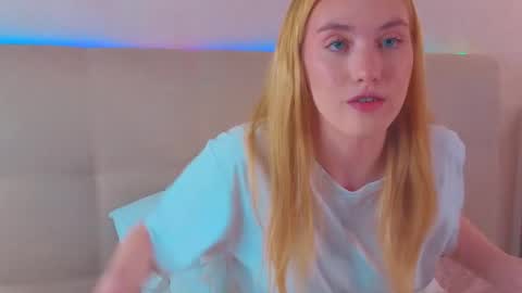 Snapshot of jennifercamprell chatting on April 22, 2026, 7:15 pm jennifercamprell online show from April 22, 2026, 7:15 pm