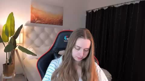 Snapshot of jennifergraces chatting on July 1, 2026, 1:45 pm Jennifer online show from July 1, 2026, 1:45 pm