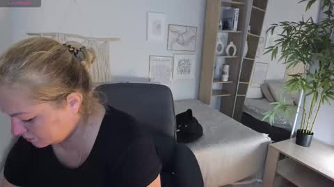 Jennifer online show from September 22, 2025, 7:27 pm