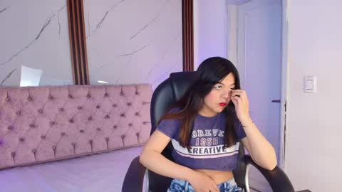 jenniiferrodriguez online show from June 10, 2026, 7:35 pm