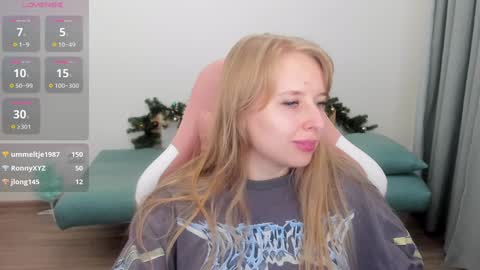 Snapshot of jessy_comely chatting on December 17, 2024, 1:27 pm Jessy online show from December 17, 2024, 1:27 pm