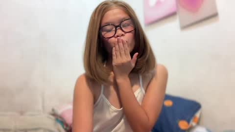 Snapshot of jessy_fox888 chatting on May 23, 2026, 10:52 am Jessy online show from May 23, 2026, 10:52 am