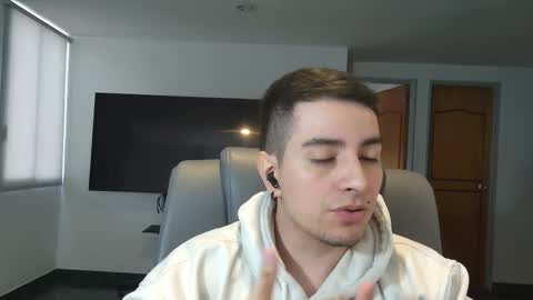 Snapshot of jhoan_saenz chatting on November 11, 2025, 9:26 pm Jhoan Saenz online show from November 11, 2025, 9:26 pm