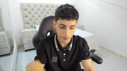 jhoanleandro online show from November 3, 2025, 4:25 am