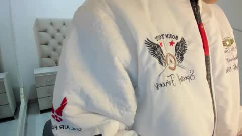 jhoanleandro online show from November 8, 2025, 4:56 am