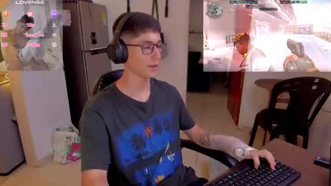 Snapshot of jhonleving chatting on February 24, 2025, 8:58 pm Jack online show from February 24, 2025, 8:58 pm