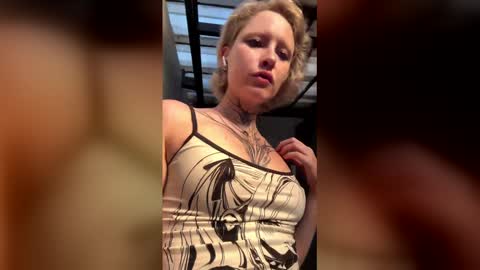 jigglipuff_ online show from February 10, 2026, 2:37 am